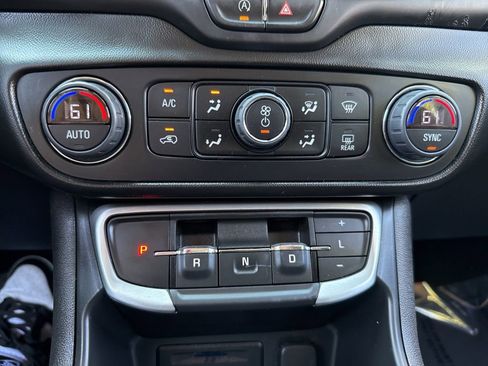 Used 2022 GMC Terrain SLT FWD image 34