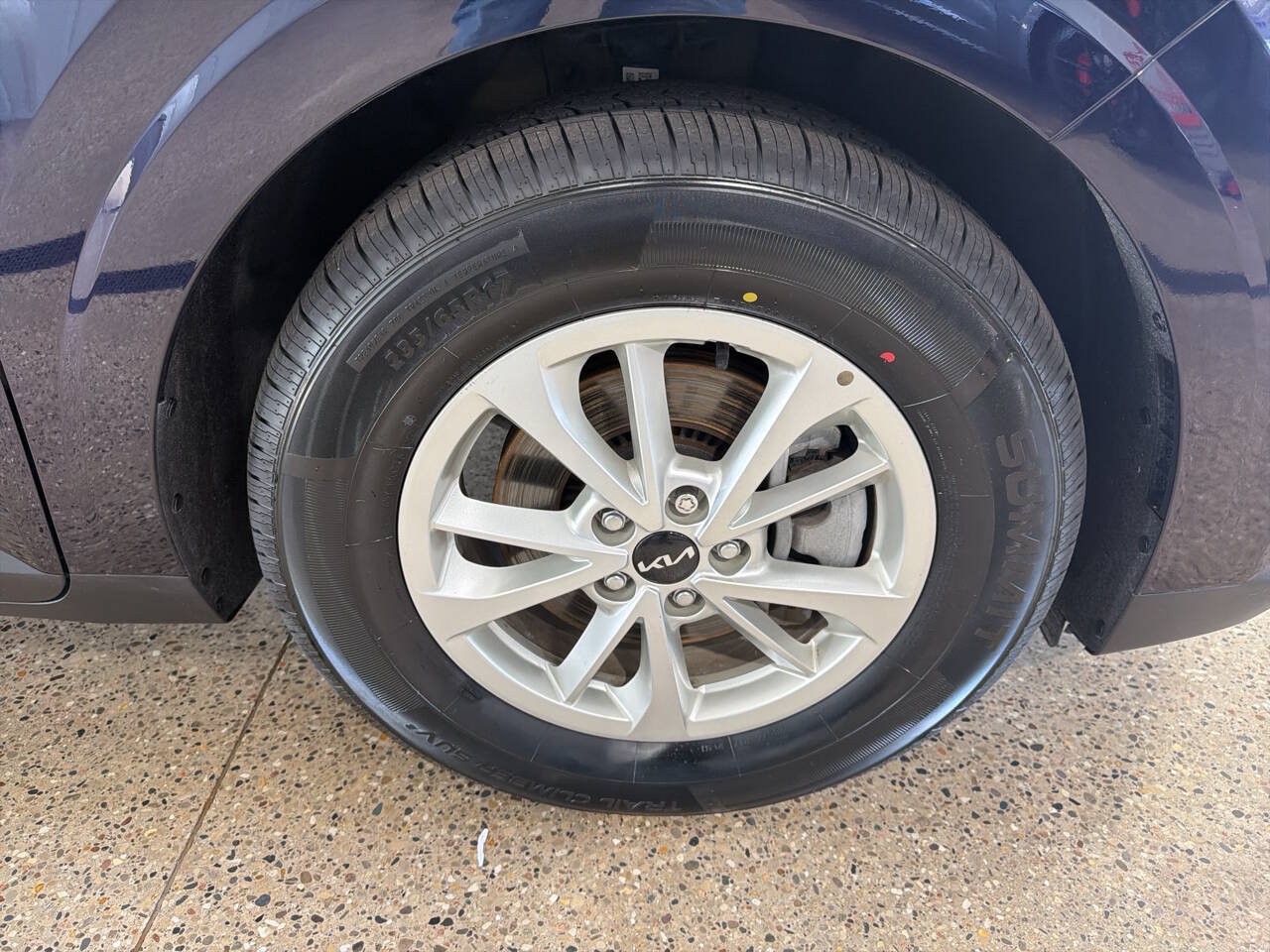 Used 2024 Kia Carnival LX FWD image 30