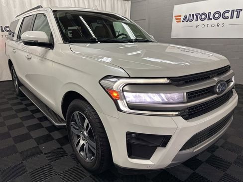 Used 2023 Ford Expedition Max XLT image 2