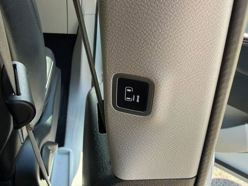 Used 2018 Chrysler Pacifica Touring-L FWD image 21