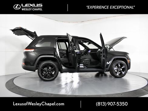 Used 2024 Jeep Grand Cherokee Limited w/ Black Appearance Package image 15