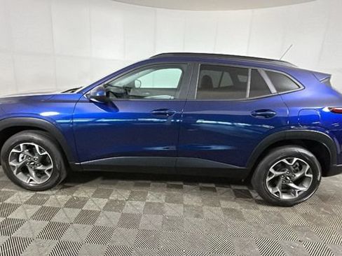 Used 2024 Chevrolet Trax LT w/ Sunroof Package FWD image 5