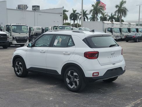 Used 2021 Hyundai Venue SEL FWD image 5