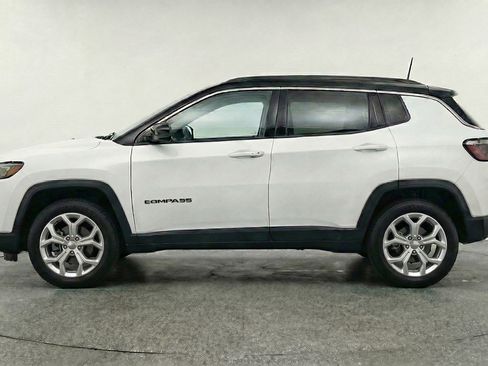 Used 2025 Jeep Compass Latitude AWD/4WD image 5