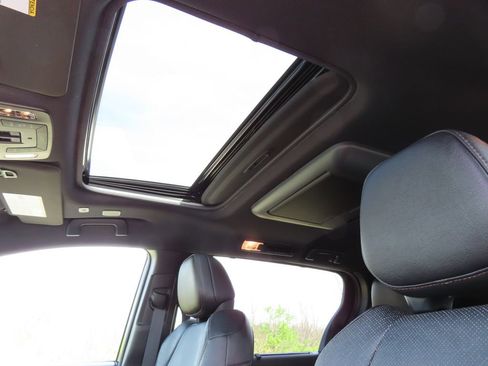 Used 2025 Toyota Sienna Platinum AWD/4WD image 5