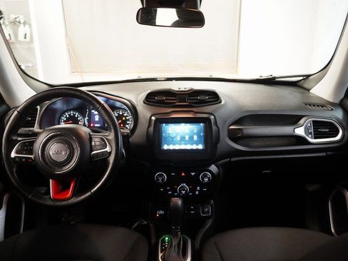 Used 2020 Jeep Renegade Latitude w/ Cold Weather Group image 17