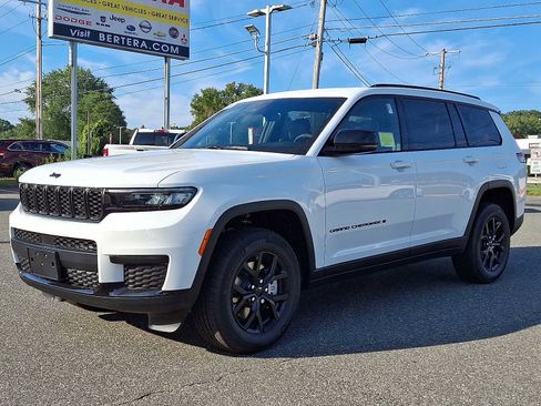 New 2025 Jeep Grand Cherokee L Laredo image 2