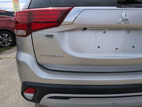 Used 2020 Mitsubishi Outlander SE FWD image 14