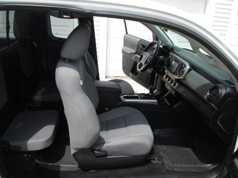 Used 2016 Toyota Tacoma SR5 AWD/4WD image 18