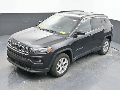 Used 2025 Jeep Compass Latitude image 16