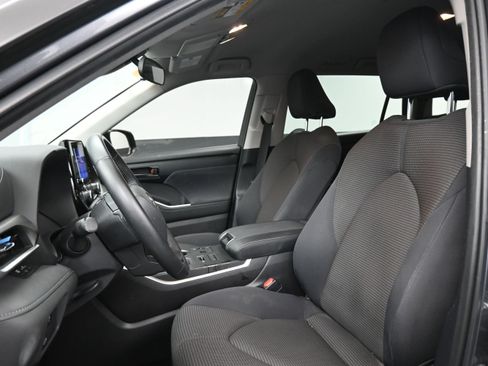 Certified 2024 Toyota Highlander LE AWD/4WD image 17