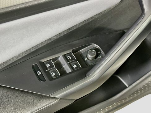 Used 2025 Volkswagen Jetta SE FWD image 15