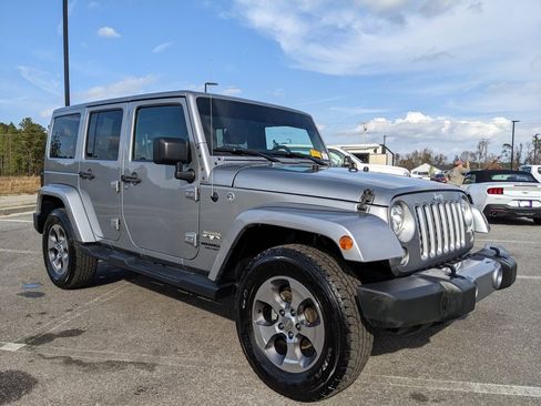 Used 2017 Jeep Wrangler Unlimited Sahara w/ Connectivity Group image 12