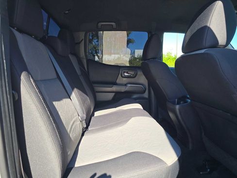 Used 2022 Toyota Tacoma TRD Sport image 12