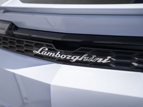 Used 2025 Lamborghini Urus SE AWD/4WD image 9