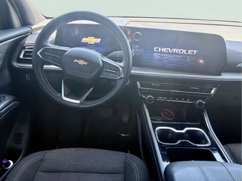 Used 2025 Chevrolet Traverse LT FWD image 12