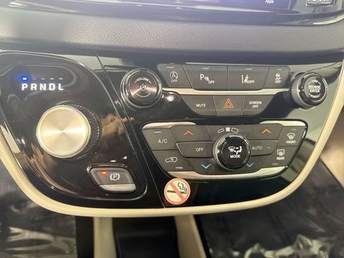 Used 2024 Chrysler Pacifica Touring-L FWD image 9