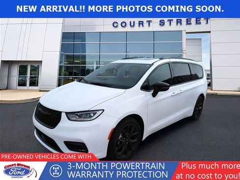 Used 2025 Chrysler Pacifica Limited FWD image 1