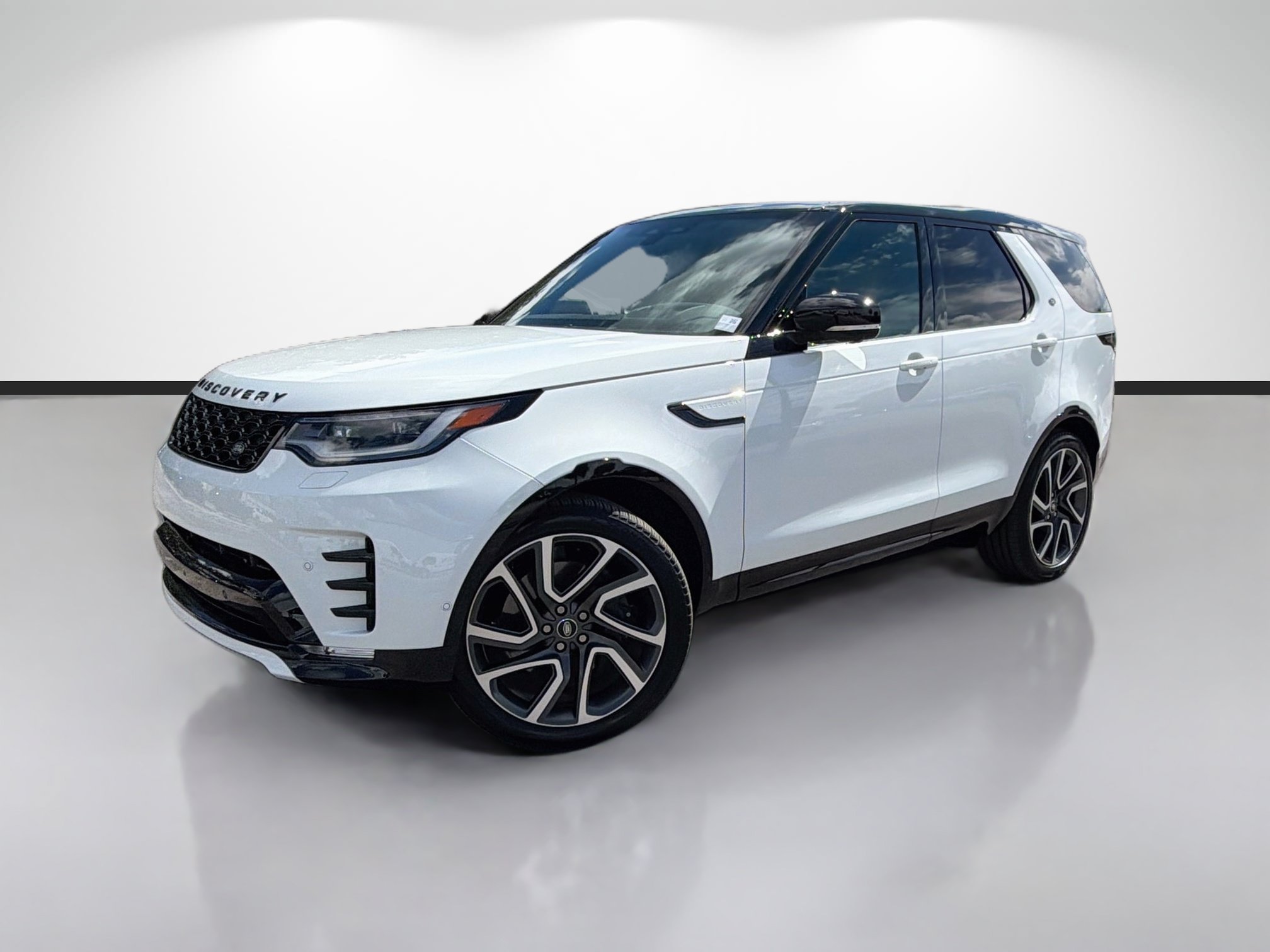 Used 2025 Land Rover Discovery Dynamic SE AWD/4WD image 1