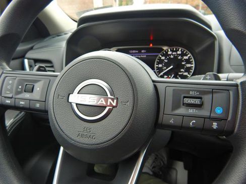 Used 2024 Nissan Rogue SV image 17