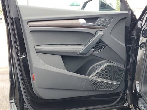 Used 2025 Audi Q5 e Premium Plus w/ Premium Plus Package image 11