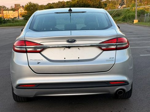 Used 2017 Ford Fusion SE FWD image 4