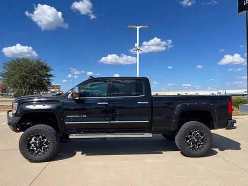 Used 2017 GMC Sierra 2500 Denali w/ Duramax Plus Package AWD/4WD image 3