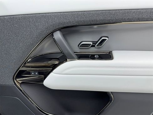 Used 2025 Land Rover Range Rover Sport image 44