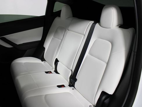 Used 2021 Tesla Model Y Long Range image 19