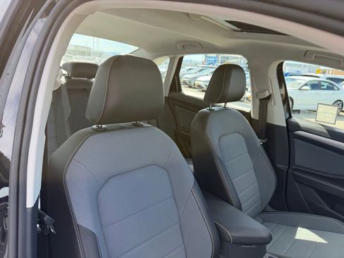 Certified 2025 Volkswagen Jetta SE w/ Sunroof Package image 20