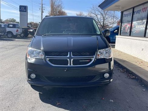 Used 2019 Dodge Grand Caravan SXT image 2