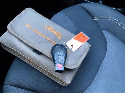 Used 2016 Jeep Cherokee Latitude w/ Cold Weather Group image 14