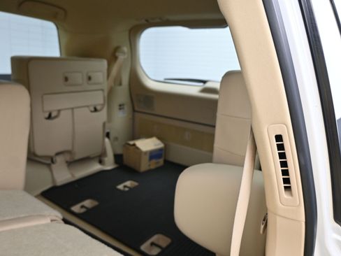 Used 2019 Lexus LX 570 4WD image 7