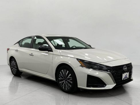 Certified 2025 Nissan Altima 2.5 SV FWD image 1