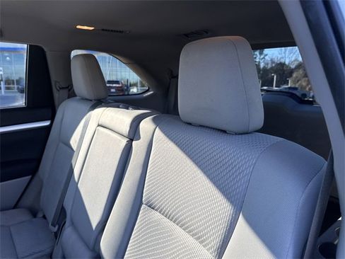 Used 2019 Toyota Highlander LE image 26