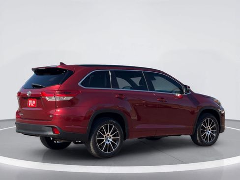 Used 2017 Toyota Highlander SE w/ Carpet Mat Package FWD image 6