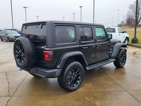 Used 2023 Jeep Wrangler Sahara image 6