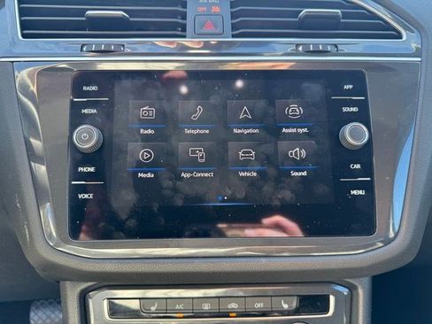 Used 2024 Volkswagen Tiguan SE image 17