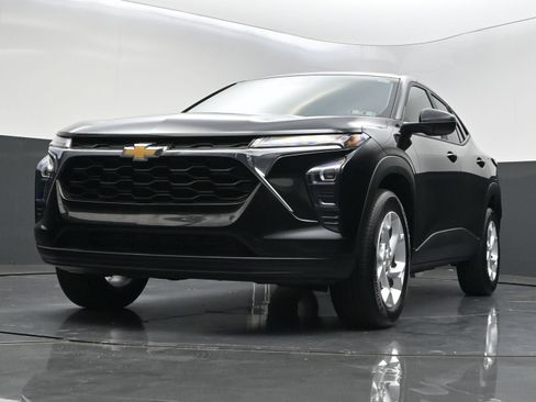 Used 2025 Chevrolet Trax LS w/ LS Convenience Package FWD image 30