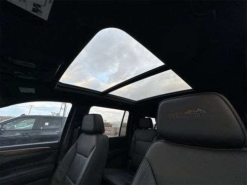 Used 2024 Chevrolet Suburban High Country image 21