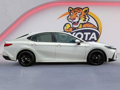 Used 2025 Toyota Camry SE w/ Multimedia Upgrade Package FWD image 4