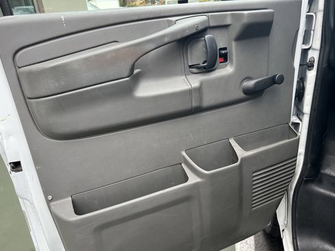 Used 2009 Chevrolet Express 3500 image 13