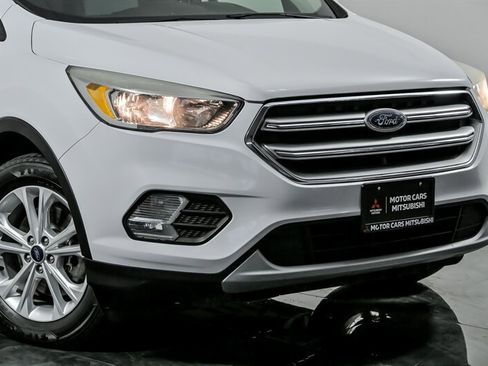 Used 2017 Ford Escape SE image 2