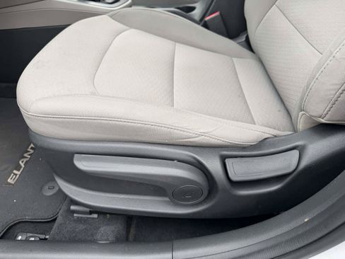 Used 2020 Hyundai Elantra SE FWD image 14