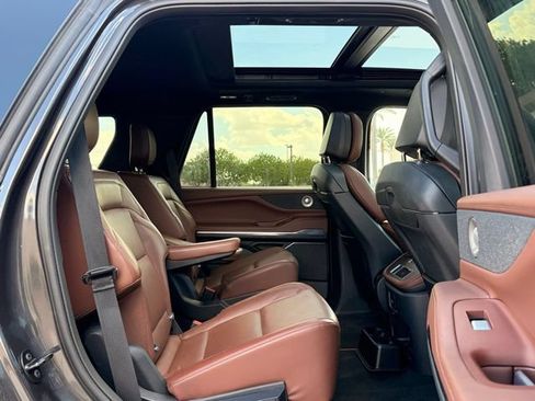 Used 2025 Lincoln Navigator Reserve AWD/4WD image 18