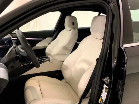 Used 2024 BMW i5 eDrive40i w/ Premium Package RWD image 9