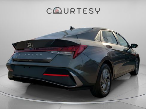 Used 2025 Hyundai Elantra Blue image 3