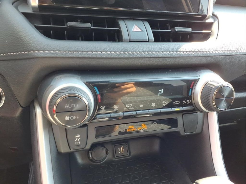 Used 2025 Toyota RAV4 XLE AWD/4WD image 10