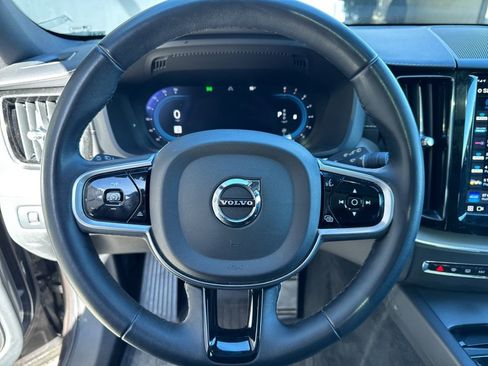 Used 2022 Volvo XC60 B5 R-Design image 3