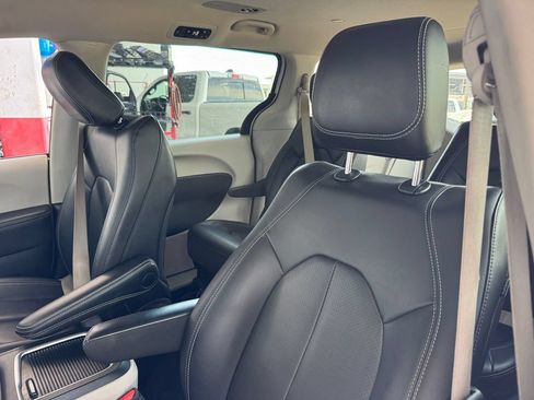 Used 2024 Chrysler Pacifica Limited FWD image 23